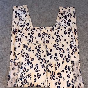 New without tags! Size medium top & leggings never worn